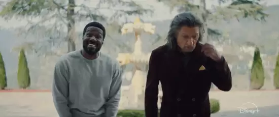 奇迹侠获8分好评：双主演演绎职业困境与身份重构的人文超级英雄剧