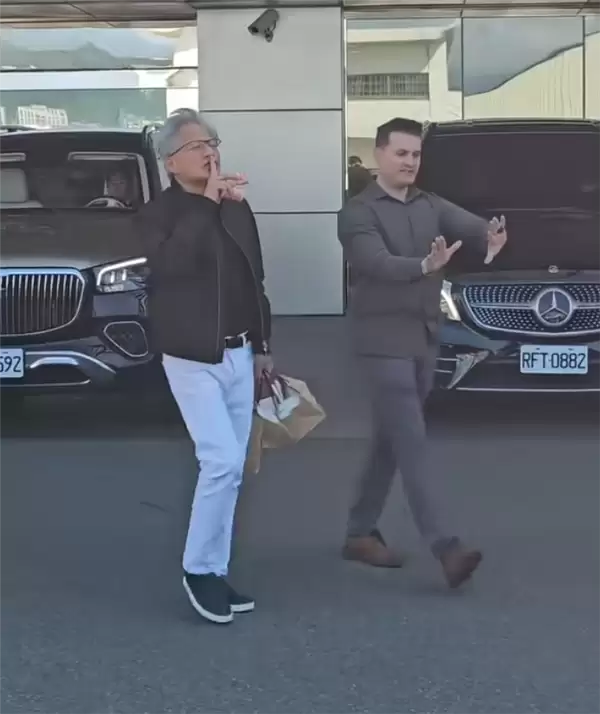 黄仁勋现身中国台湾:下飞机给媒体发养乐多和三明治