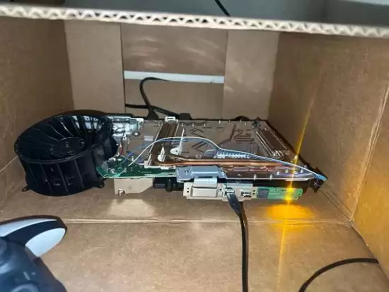 网友百美元购PS5 Pro裸板，无散热连续运行VR引热议