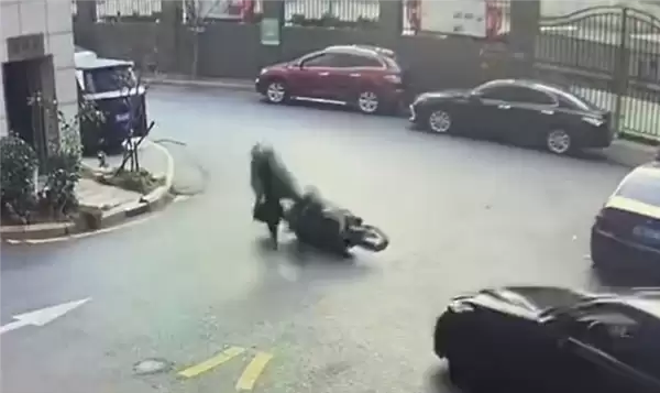 遇事别私了!电动车骑手未接触宝马摔倒意图碰瓷:被判全责