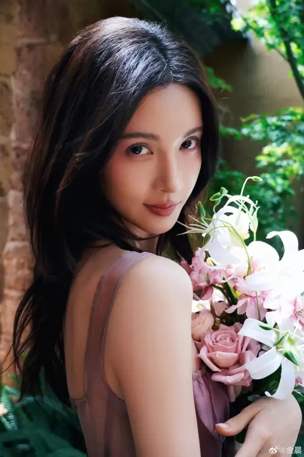 金晨道歉交通事故助理顶包：事发突然情绪紧张 助理主动担当驾驶人