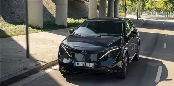 日产给电动车装上太阳能板:每天晒晒太阳能就能多跑23公里!