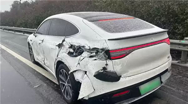 冰雪路面松开方向盘任由智驾代开 侧滑后撞上大货车