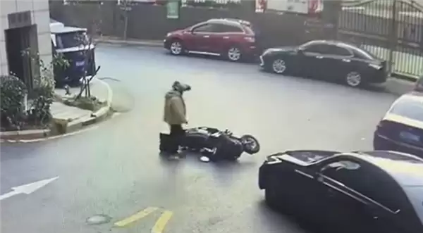 遇事别私了!电动车骑手未接触宝马摔倒意图碰瓷:被判全责