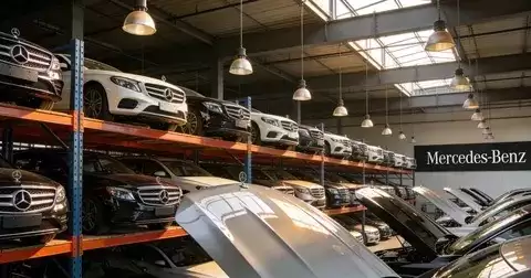 奔驰经销商陷价格倒挂困局:单台亏万元,新能源冲击下渠道体系濒临崩溃