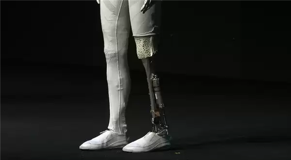 小鹏机器人IRON官宣首次线下互动！曾被质疑是真人假扮 让何小鹏扒衣验身