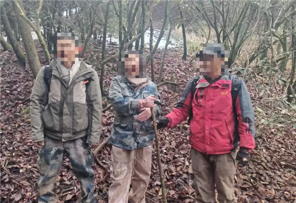 3名驴友为拍照喝茶擅闯保护区失联 获救后每人罚款2900元