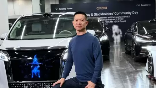 男人站在汽车旁边AI 生成的内容可能不正确。