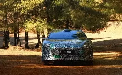 阿维塔首款增程智能旅行车路试曝光，预计2026年上市