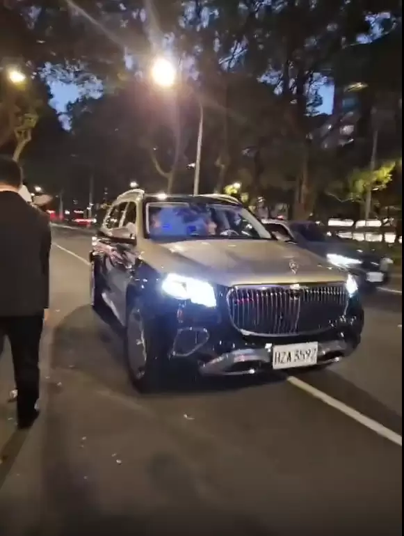 黄仁勋换车了！奔驰迈巴赫GLS 600双拼色车身、大饼轮毂霸气侧露