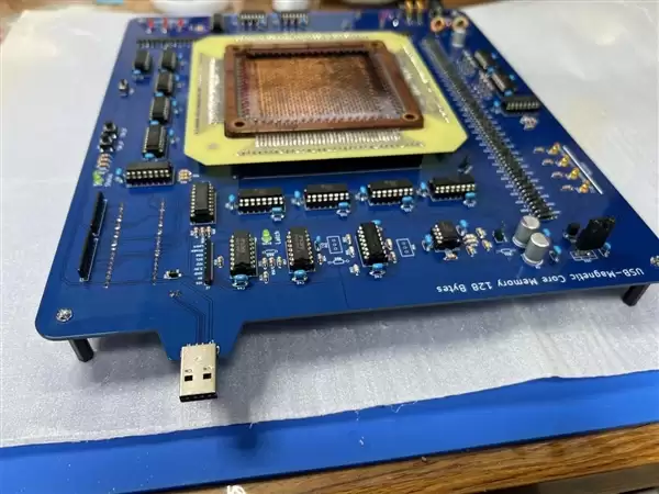 硬核复古!日本大神用磁芯技术自制128字节U盘:大如餐盘阅后即焚