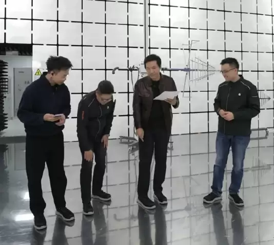 雷军穿劳保鞋做直播出圈！网友建议转行带货中年人服饰 身姿被夸曼妙