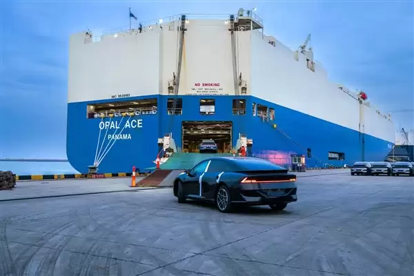 新款小鹏P7+正式开启海外大规模发运:全球18国同步启运