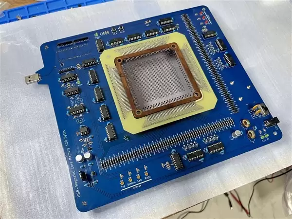 硬核复古!日本大神用磁芯技术自制128字节U盘:大如餐盘阅后即焚