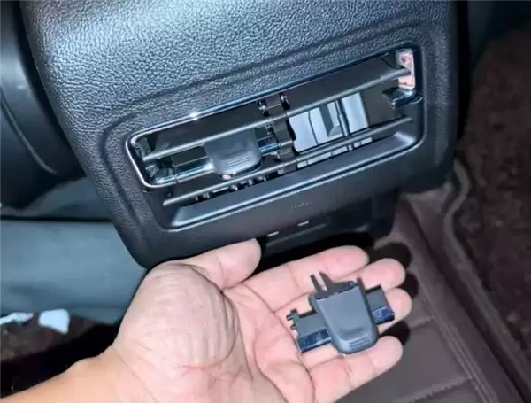 林肯冒险家空调冻腿到麻木刺痛！车主吐槽：踩刹车反应都慢了