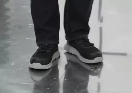 雷军穿劳保鞋做直播出圈！网友建议转行带货中年人服饰 身姿被夸曼妙