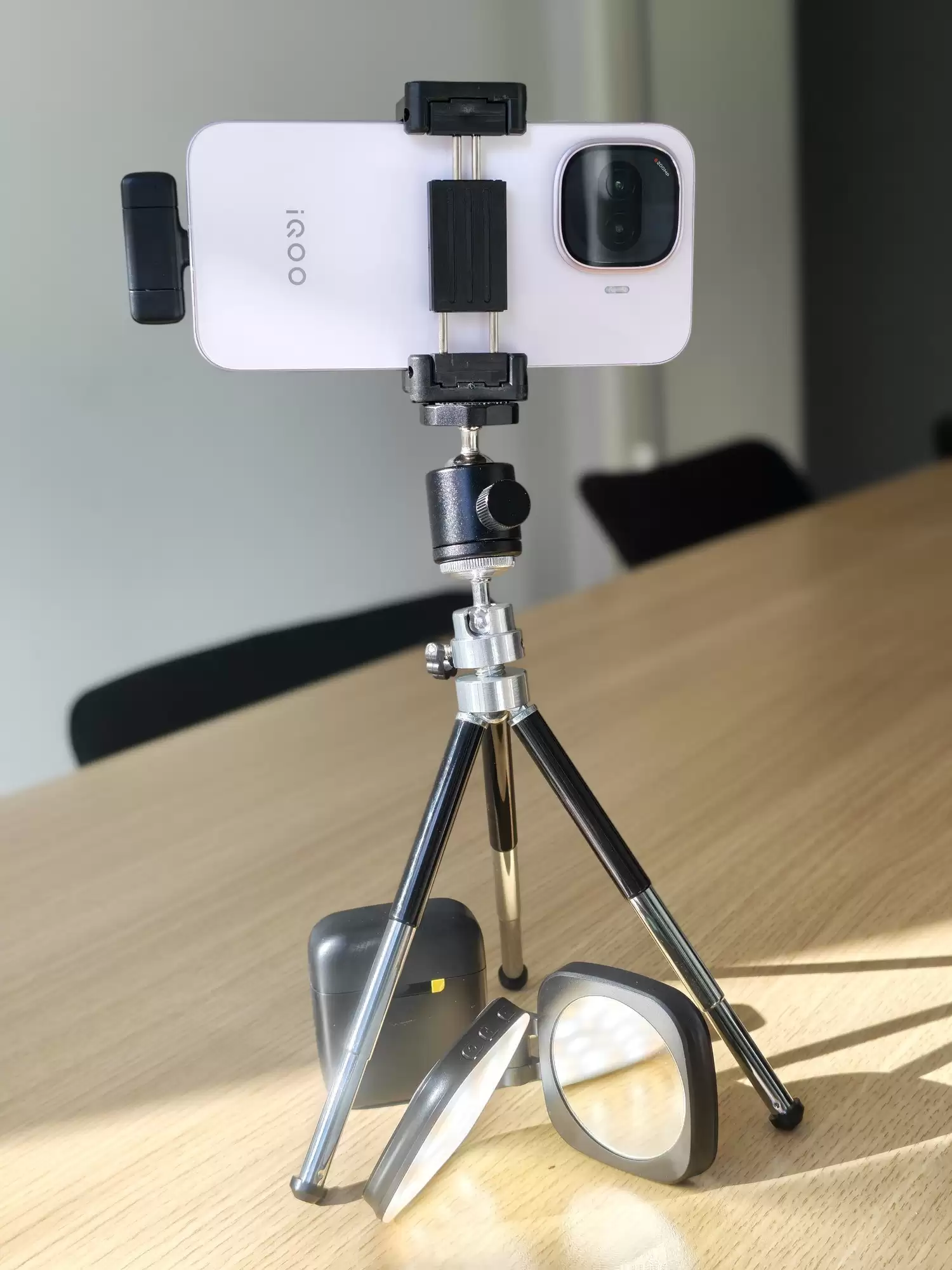 iQOO 15 Ultra邀请函暗藏玄机，性能旗舰2月4日登场