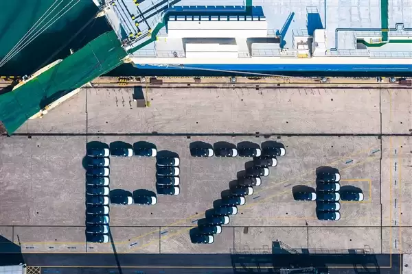 新款小鹏P7+正式开启海外大规模发运:全球18国同步启运