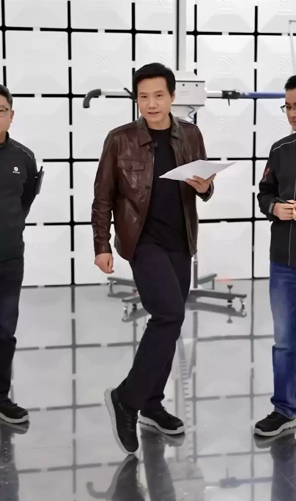 雷军穿劳保鞋做直播出圈！网友建议转行带货中年人服饰 身姿被夸曼妙