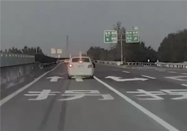 错过路口就地停车致5车连撞!女司机:我不是故意的 一年只上一两次高速