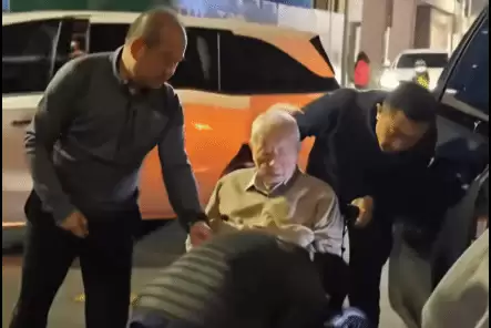 黄仁勋访台拜会94岁张忠谋，威士忌夜话彰显三十年半导体情谊