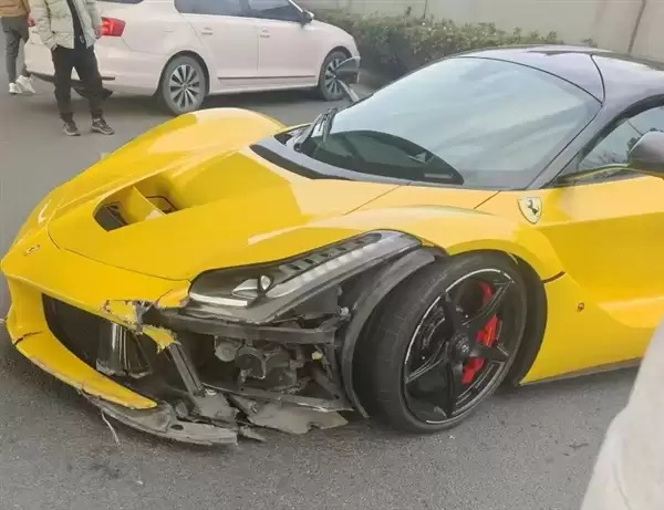 又一台拉法被撞!居然是10年前 秦奋事故同一辆