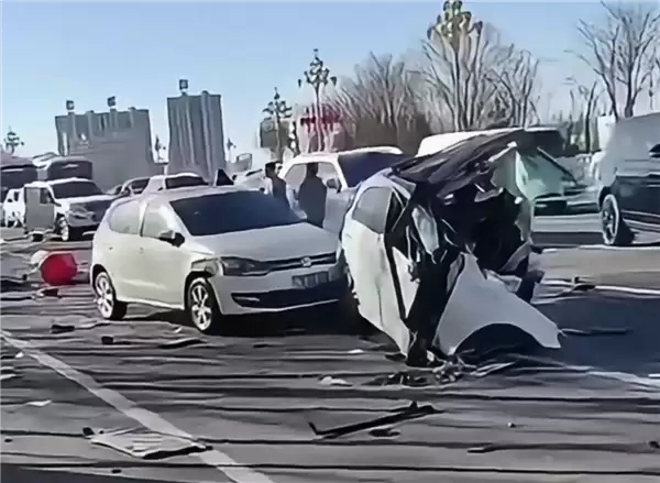 鄂尔多斯一奔驰轿车高速撞电线杆后解体 官方通报:驾驶员死亡