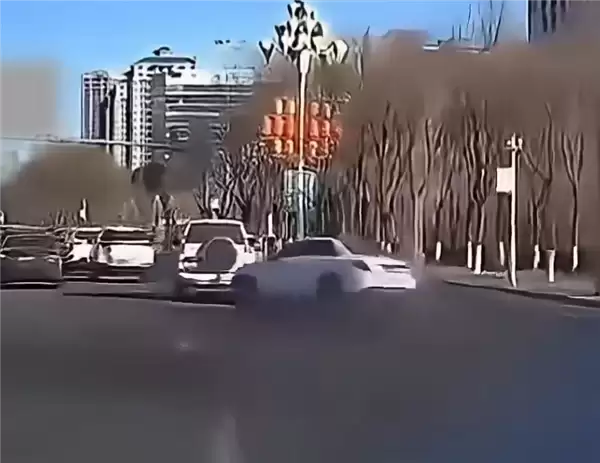 鄂尔多斯一奔驰轿车高速撞电线杆后解体 官方通报:驾驶员死亡