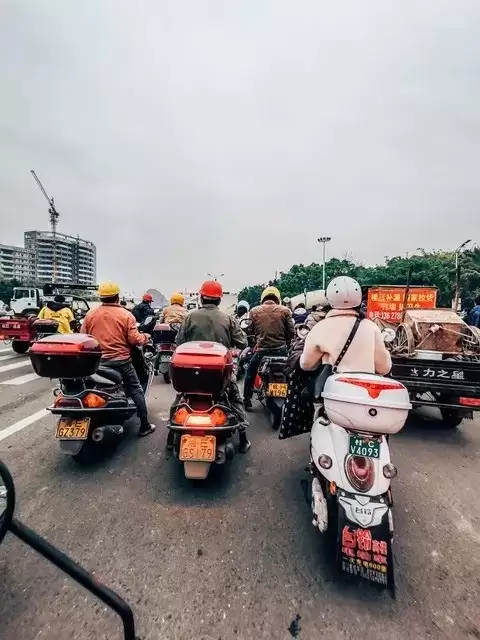 摩托大军春运返程:风霜中的执着远征与时代变迁下的温情坚守