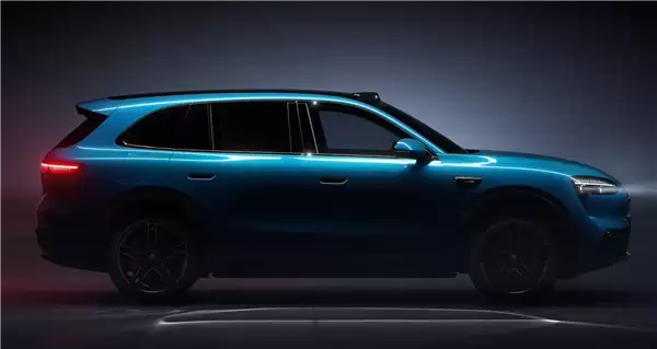 问界56789凑齐!余承东公布问界M6实车:大灯璀璨如钻石