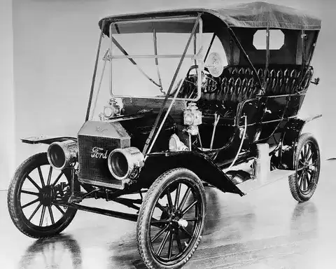 1886年戴姆勒一号:世界首台汽油四轮汽车,奠定现代汽车工业基石