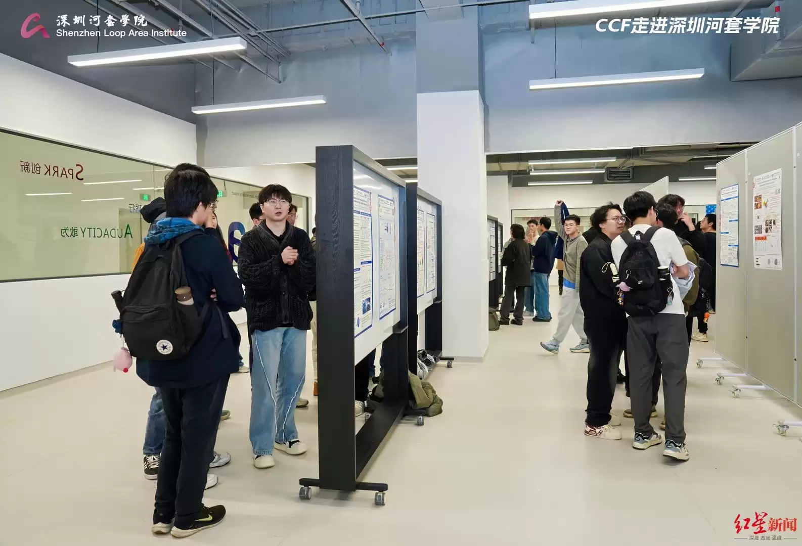 青年学者展示海报