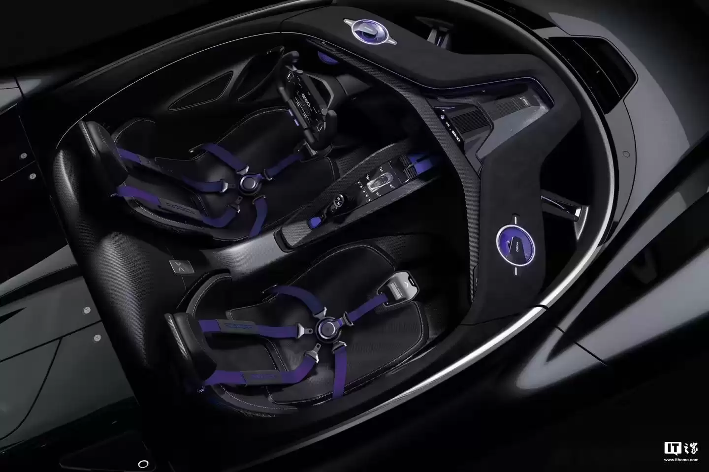 极越ROBO X原型车海外亮相，此前计划2027年量产