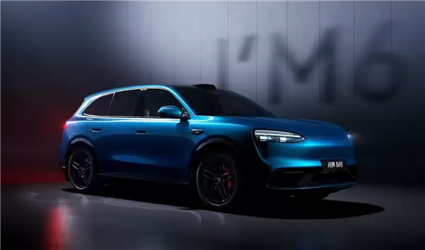 问界56789凑齐!余承东公布问界M6实车:大灯璀璨如钻石
