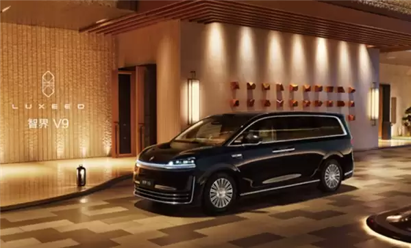 重仓50万级MPV市场格局！智界V9内饰细节曝光：堪比拟头等舱
