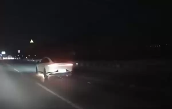 长安启源A07底盘掉落火星！后方车辆追赶提醒 司机下车后车辆起火