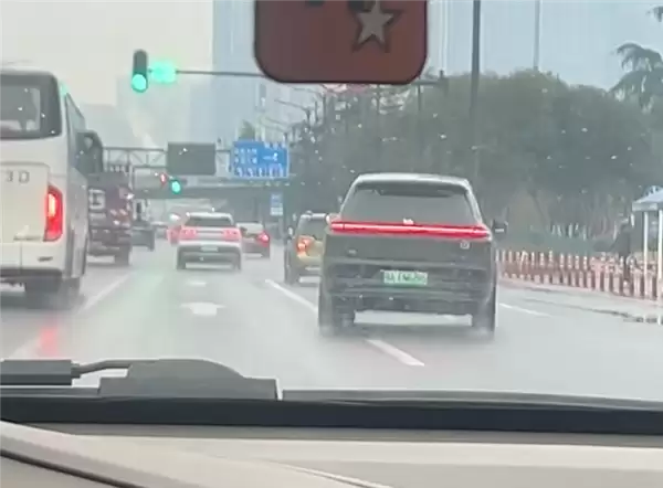 一新能源车蛇形走位遭举报!网友一对账发现是惯犯 刚被交警处罚过