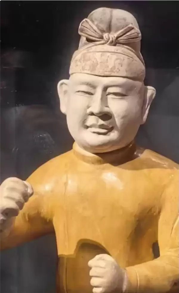 博物院陶俑撞脸郭德纲 院方回应:的确实在展出 出自南唐陵墓