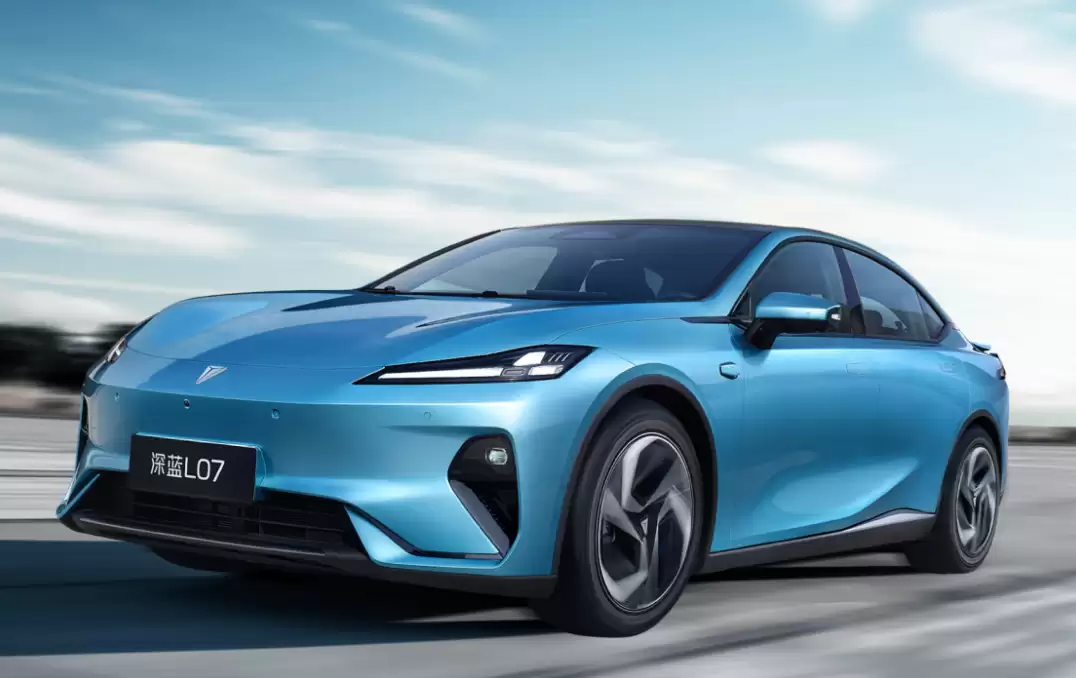 马斯克母亲晒偶遇特斯拉图片，网友：这是深蓝