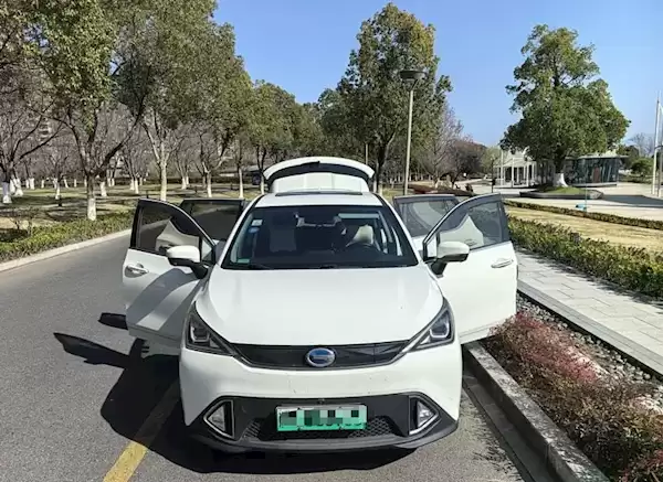 八年纯电车主实证:电池未衰减、成本远低于燃油车