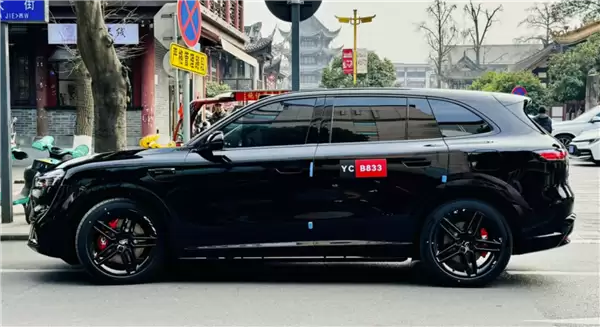 鸿蒙智行2026年大杀器！黑武士版问界M6实车曝光