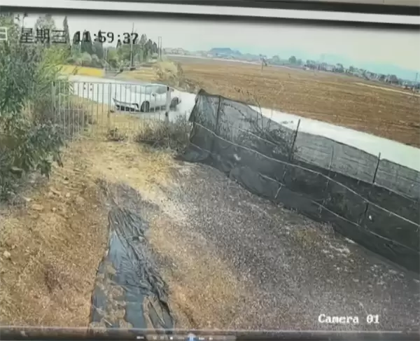 电动车侧滑进沟 不到1分钟起火！路人砸窗连救出3人