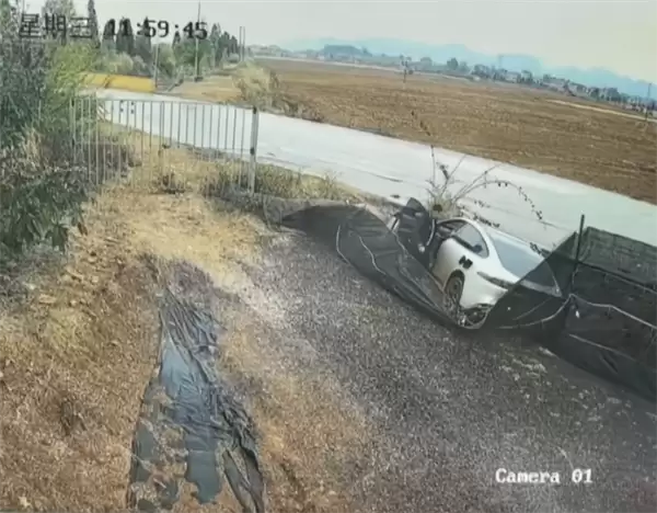 电动车侧滑进沟 不到1分钟起火！路人砸窗连救出3人