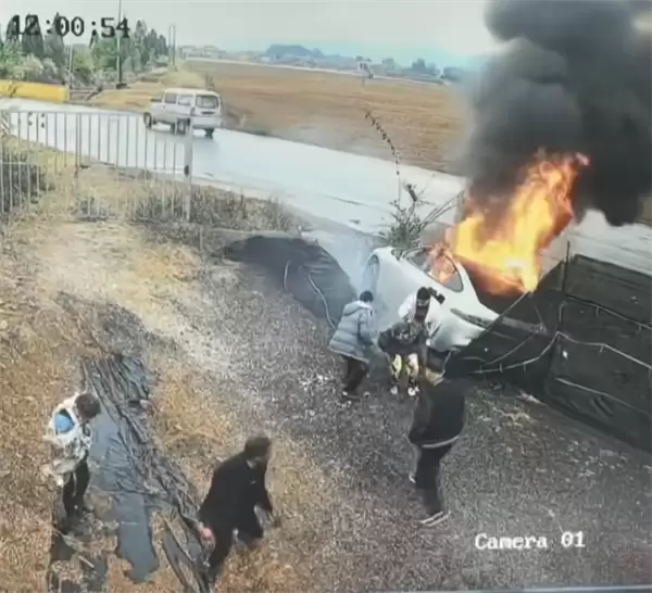 电动车侧滑进沟 不到1分钟起火！路人砸窗连救出3人