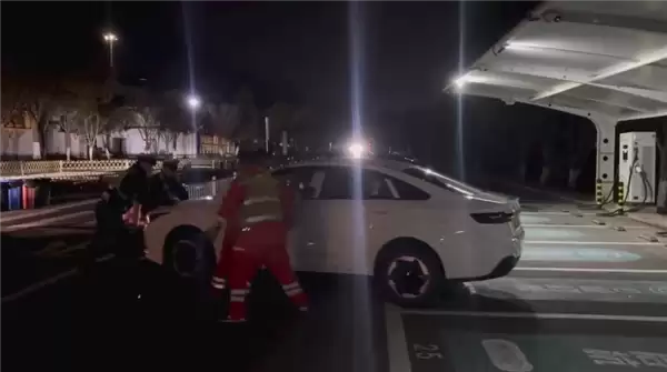 电动车第一次春运就趴窝!车主:表显400km续航 才跑100公里就没了