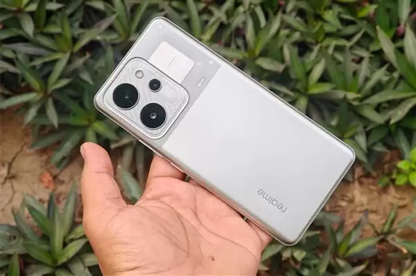 全球首款千元档万级电池手机来了！真我Power入网：淘汰充电宝