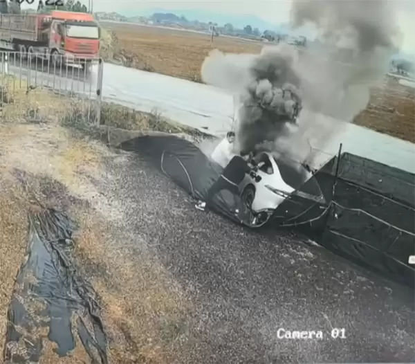 电动车侧滑进沟 不到1分钟起火！路人砸窗连救出3人