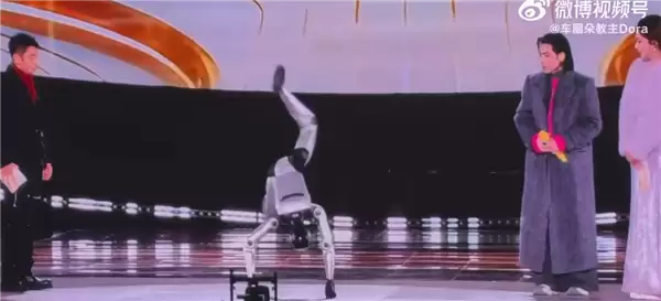 追觅机器人年会摔倒翻车 萧敬腾俯身去扶被撒贝宁调侃碰瓷