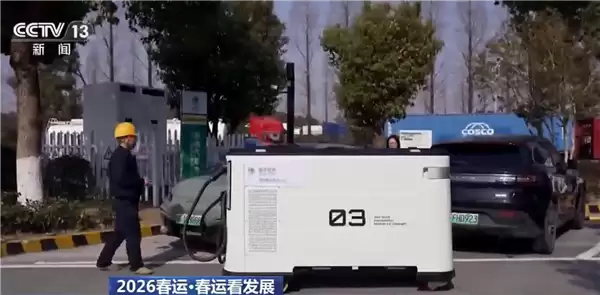 电车返乡不再焦虑!充电机器人送电到车 这届高速服务区太硬核了