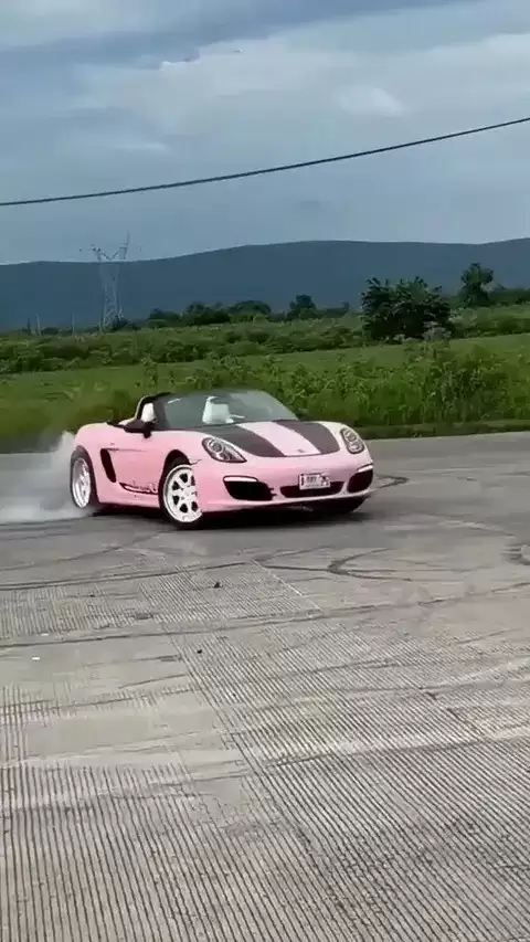 原地漂移关键在于重心转移与动力协同，非高功率依赖